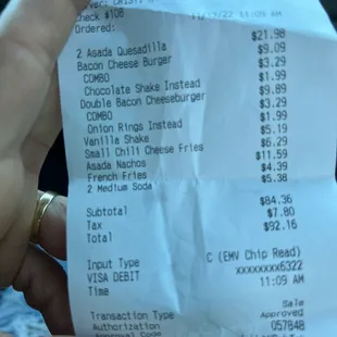 Abajo de la orden de nachos está la orden de fríes que me faltaban.