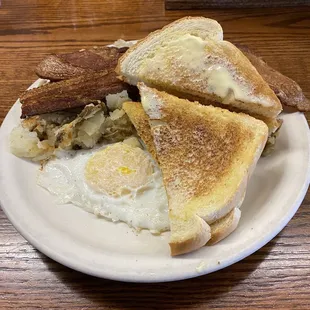 Egg, hashbrowns, bacon and toast