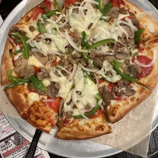 Medium deluxe pizza