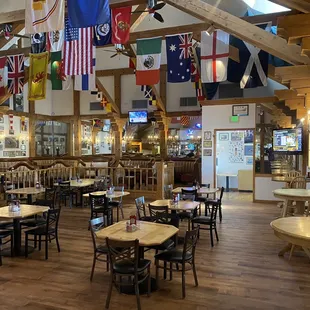 Charlie&apos;s Bar &amp; Grill
