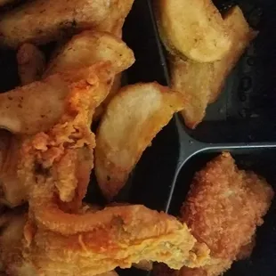 a tray of fried food