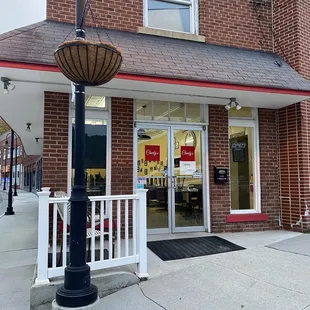 Nice clean front entrance