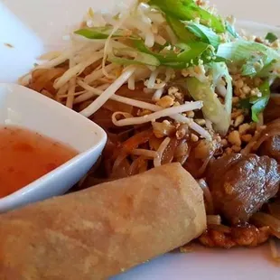 Pad thai 
Lunch special 
Including soup and roll $8