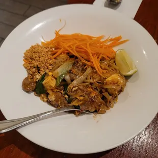 pad thai (beef, no bean sprouts)