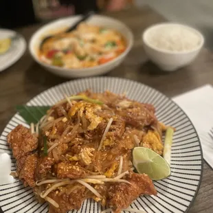 Pad Thai with crispy fried chicken