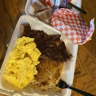 Steak med rare, scrambled eggs, potatoes galore and rye toast