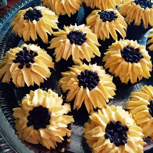 Sunflower Cupcakes. So cute :)