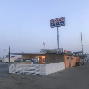 the outside of the restaurant