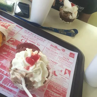 Hot fudge sundae! Ice cream is so smooth!