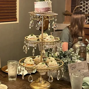 Lovely Cake and cupcake stand!