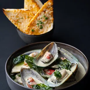Coconut Basil Green Mussels