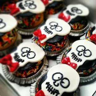 Vanilla Birthday Sprinkle flavored cupcakes with skull head decoration.  These were TO DIE FOR delicious!