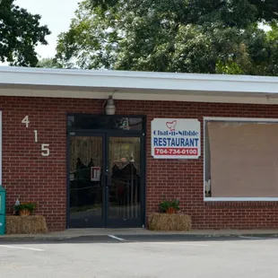 ows the entrance to the restaurant