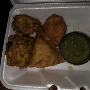 2 Palak Pakodas + 2 Samosas = Yummy