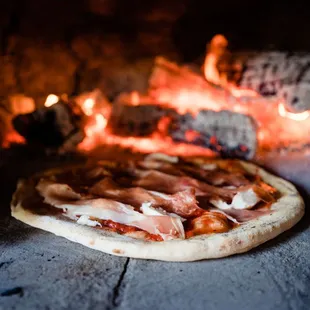 Wood fired pizzas friday nights, Jun - Oct