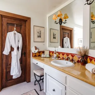 Chateau du Sureau. Saffron Room. Bathroom.