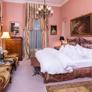 Villa du Sureau. Library Suite.