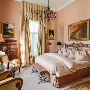 Villa du Sureau. Library Suite.