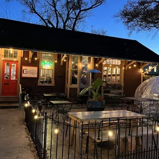 the outside of the restaurant