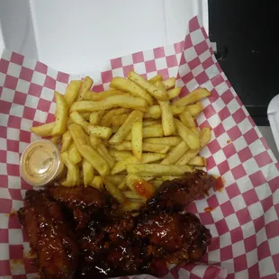 Asian chilli wings with fries