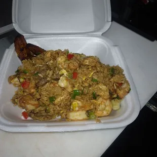 Chaufa mixto shrimp, chicken and steak with side of plantains