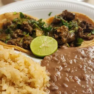 Two taco special with arróz y frijoles and four additional tacos de asada.