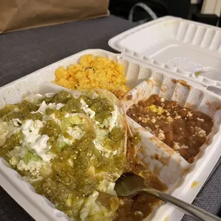 Enchiladas verdes con pollo, rice and beans