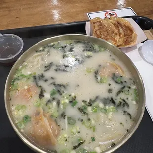 Rice cake and dumpling (mandu) soup