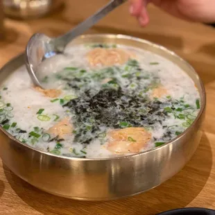 Kimchi mondu soup