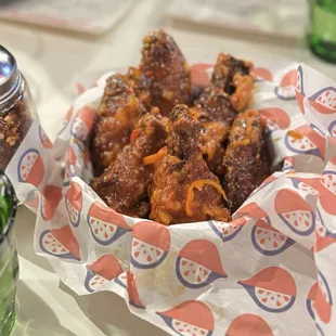 chicken wings and fried chicken, bbq wings, poultry, chicken wings, food, fried chicken wings, fried chicken, chicken, bbq chicken