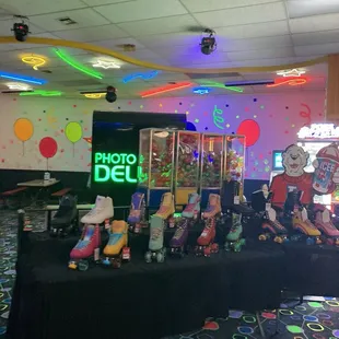 Rolling skate and rollerblades