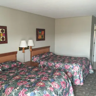 2 Full Size Beds , Tub - Shower