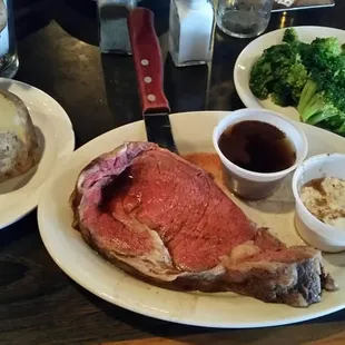a plate of meat, potatoes, and broccoli