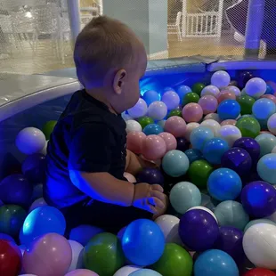 4 years &amp; younger ball pit area!