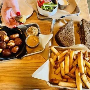 Pretzel bites, salad &amp; Patty melt... mesmerized!