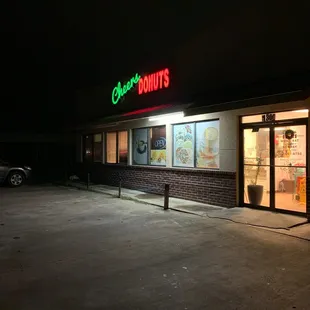 the outside of a restaurant at night