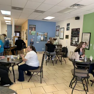 Mingling over shakes, tea and aloe