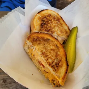 Low country chicken &amp; pimento sandwich