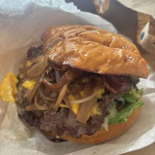 Bacon cheeseburger with crispy bacon