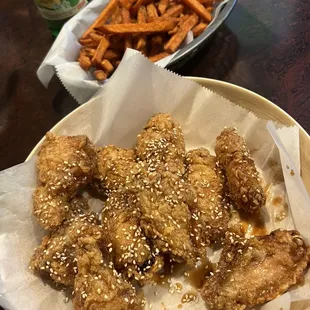 chicken wings and fried chicken, bbq wings, poultry, chicken wings, food, fried chicken wings, fried chicken, chicken, bbq chicken