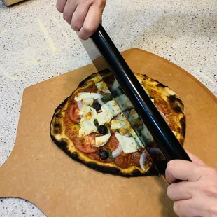 Cutting the pizza
