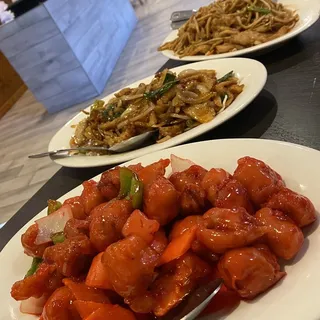 CM4. / Chicken Chow Mein