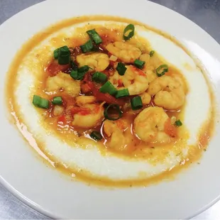 a plate of shrimp and grits