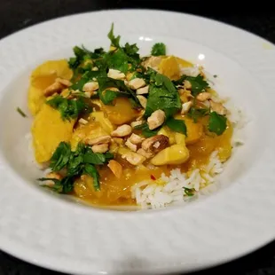 Chicken and cashew Thai curry