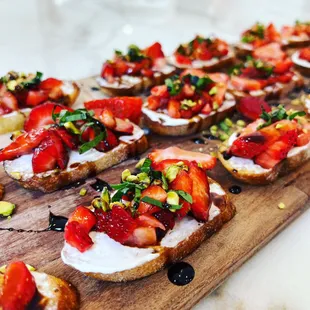 Strawberry &amp; Goat Cheese Crostini