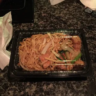 Tofu lo mein dish.