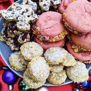 Reese's Puffs, Fruity Pebbles &amp; Frosted Flakes cookies! Soooo good.