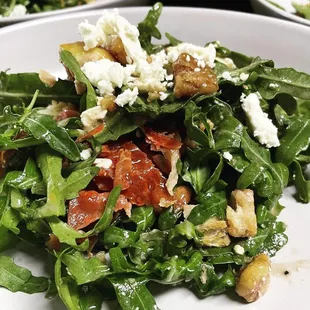 Fig and arugula salad with candied walnuts and crispy prosciutto