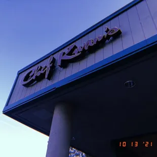 the sign for the restaurant