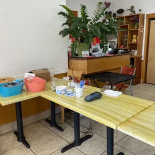 Very Clean location. Take out only.